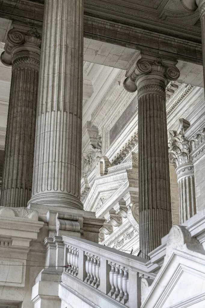 Colonnes de pierre d'un édifice néoclassique